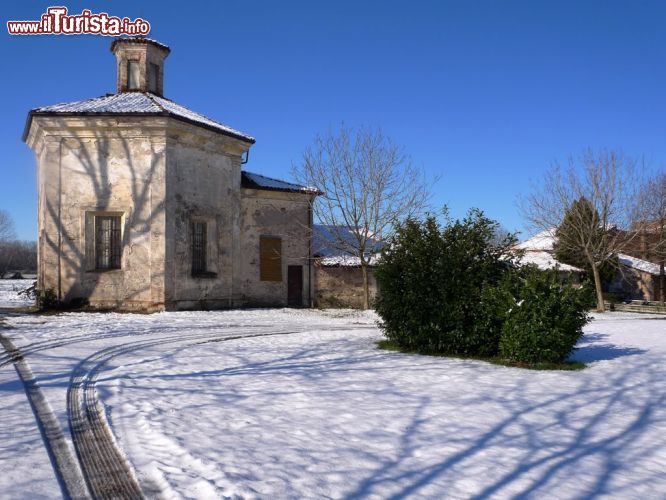 Immagine La chiesa di Pantaro di Gattatico dopo una nevicata - © onchiles / panoramio.com