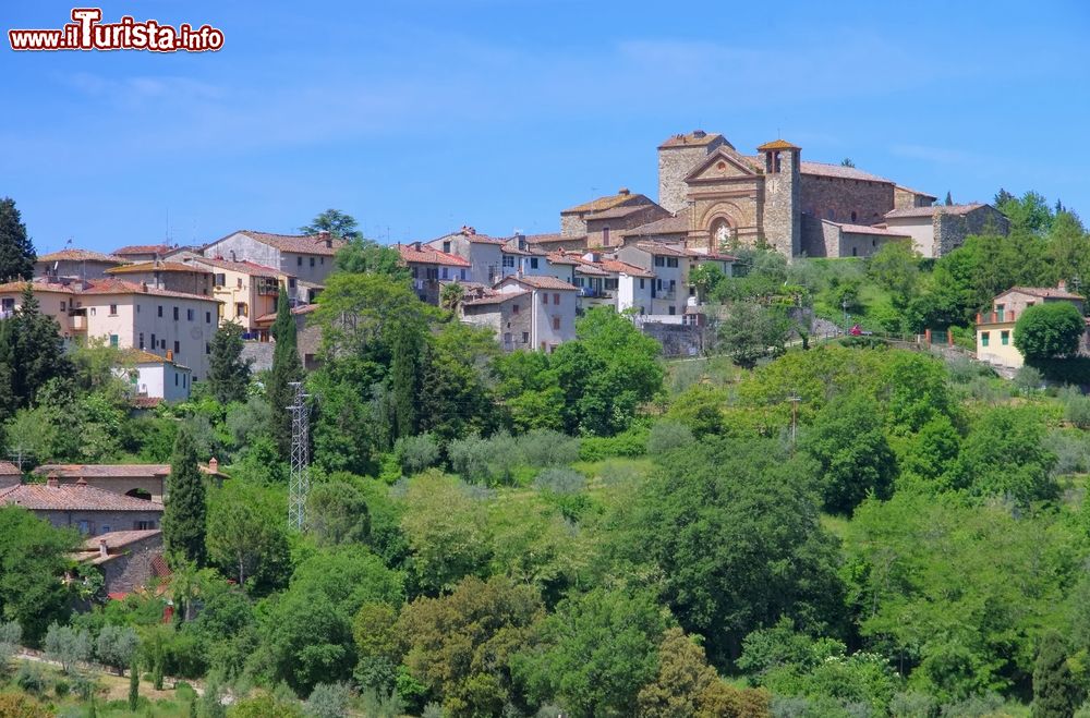 Immagine Panzano in Chianti, provincia di Firenze: la parte più antica del borgo è il castello di cui sono conservati alcuni tratti di mura e le torri d'angolo. 