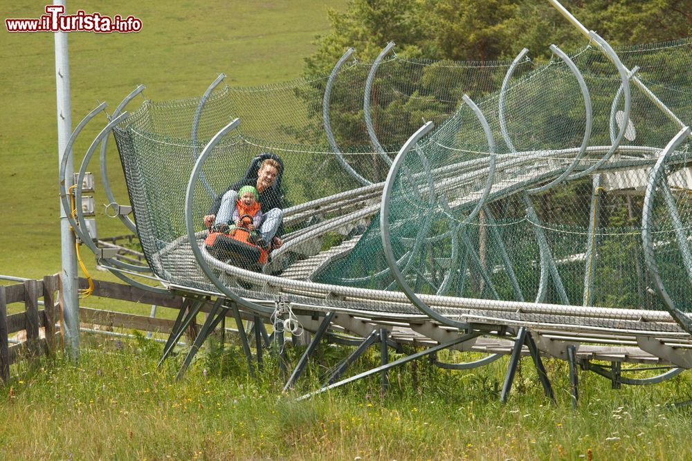 Immagine Papà e bambina all'Alpine Coaster di Imst, Austria. Si tratta della più lunga pista per slittini su rotaia del mondo: vanta una "scivolata" a valle di 3 km e un dislivello di 1,5 km.