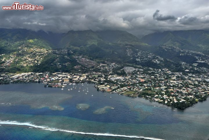 Immagine Papeete vista dall'aereo prima dell'atterraggio.