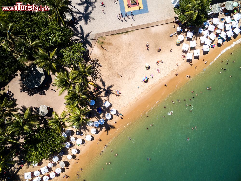 Immagine Paradise Beach, isola di Anguilla, vista dall'alto. Sdraio e ombrelloni accolgono i turisti che scelgono questo angolo di paradiso alla ricerca del relax.