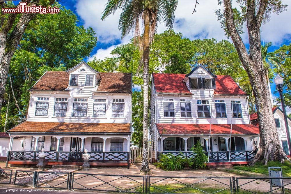 Immagine Paramaribo, capitale del Suriname (America): due tradizionali abitazioni in legno costruite in stile coloniale olandese © Anton_Ivanov / Shutterstock.com