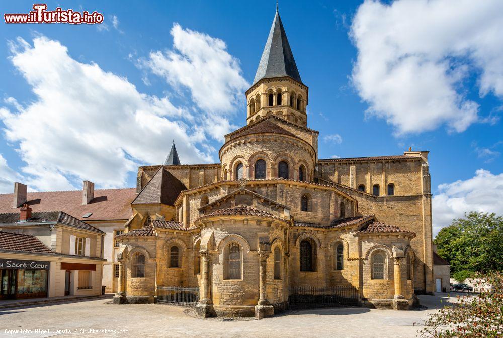 Immagine Paray-le-Monial (Francia): la chiesa del Sacro Cuore. Il complesso monumentale religioso è formato da una serie di edifici importanti anche dal punto di vista artistico - © Nigel Jarvis / Shutterstock.com