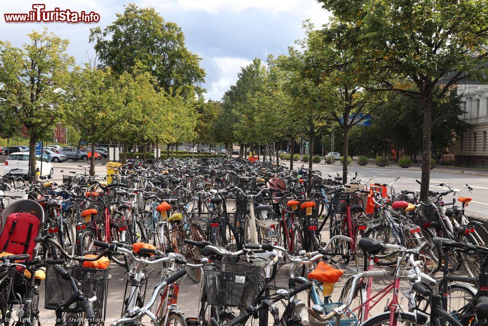 Immagine Parcheggio per biciclette nella cittadina di Linkoping, Svezia. Questa località è, per grandezza, la settima del paese - © Tupungato / Shutterstock.com