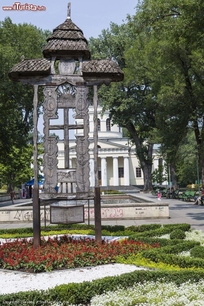 Immagine Il parco della cattedrale a Chisinau, Moldavia. Questo edificio di culto, conosciuto come  Cattedrale della Natività,  è il più importante luogo di fede ortodossa della città - © Curioso / Shutterstock.com