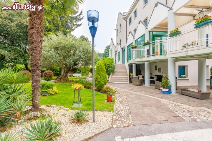 Immagine Il parco di un hotel a Mestre: molti turisti scelgono questa città come punto d'appoggio più economico per dormire e poi vistare Venezia - © karamysh / Shutterstock.com