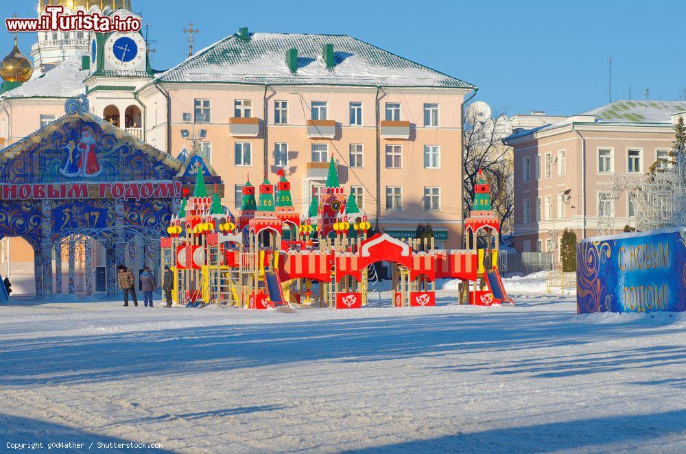 Immagine Parco giochi invernale nella piazza di Saransk, Russia. Allestito per il periodo natalizio, accoglie giochi e divertimenti per i più piccoli - © g0d4ather / Shutterstock.com