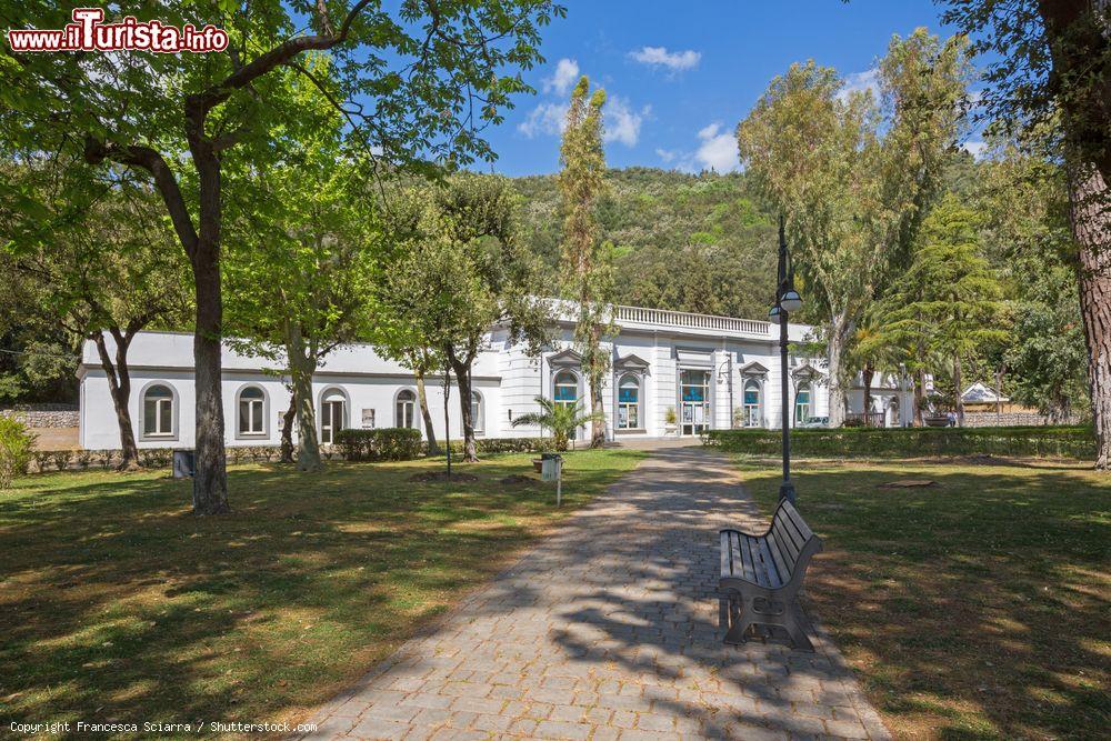 Immagine Parco nella città termale di Telese Terme in Campania - © Francesca Sciarra / Shutterstock.com