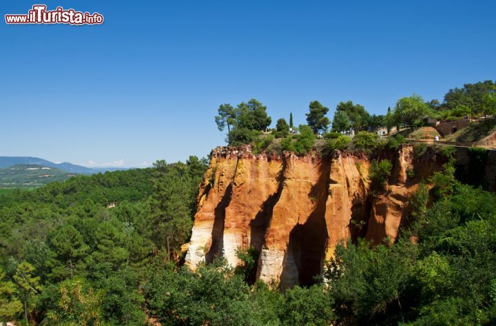 Immagine Le striature di diverso colore dell'ocra su una parete rocciosa nei pressi del borgo di Roussillon, all'interno del Parco del Luberon, nella regione francese della Provence-Alpes-Côte d'Azur -  © Alexander Demyanenko / Shutterstock.com