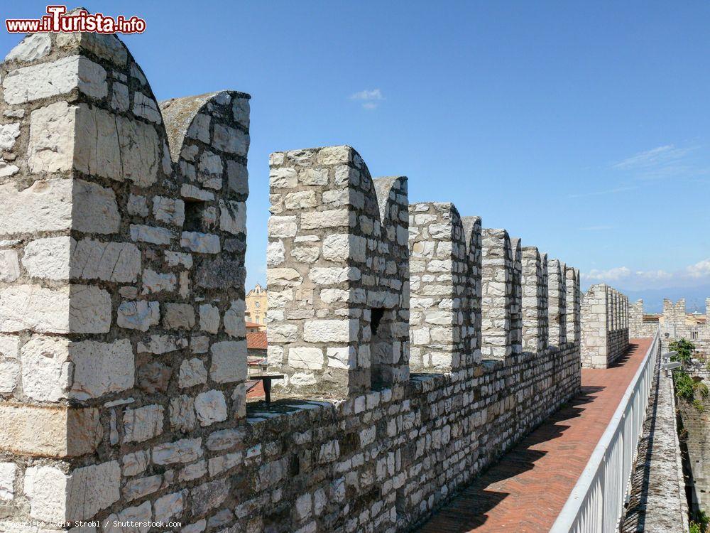 Immagine Pareti merlate del Castello dell'Imperatore a Prato, Toscana. Di questa costruzione, voluta dall'imperatore Federico II°, rimangono solo le mura esterne in pietra alberese - © Radim Strobl / Shutterstock.com