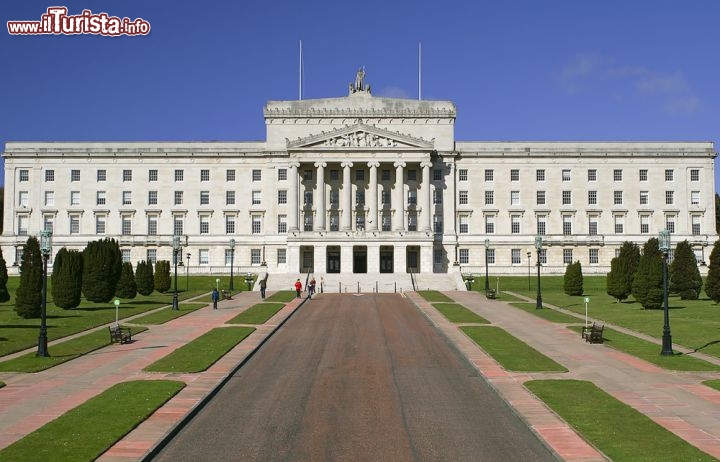 Immagine Il Parlamento di Belfast, Irlanda del Nord. Soprannominato House on the Hill, questo elegante edificio bianco ospita la sede dell'Assemblea dell'Irlanda del Nord. Aperto ufficialmente nel 1932, il Parlamento è una destinazione imperdibile anche per gli appassionati di storia e politica.