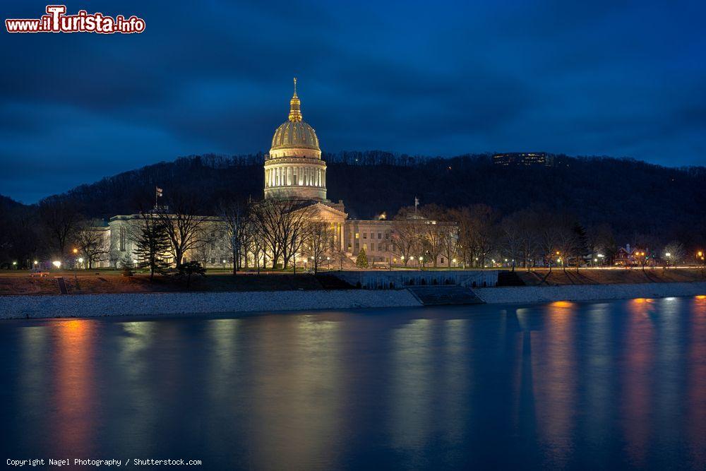 Immagine Il Parlamento di Charleston, capitale della West Virginia, USA. Fotografato di notte, questo elegante edificio che ospita il governo cittadino fu completato nel 1925 dall'architetto Cass Gilbert e costruito in stile neo-rinascimentale italiano e coloniale - © Nagel Photography / Shutterstock.com