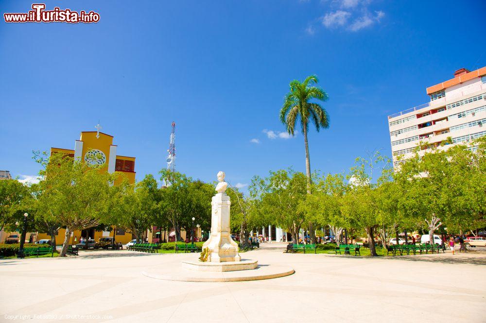 Immagine Parque Martì, la piazza principale di Ciego de Avila (Cuba); al centro si trova il busto del Padre della Patria José Martì - © Fotos593 / Shutterstock.com