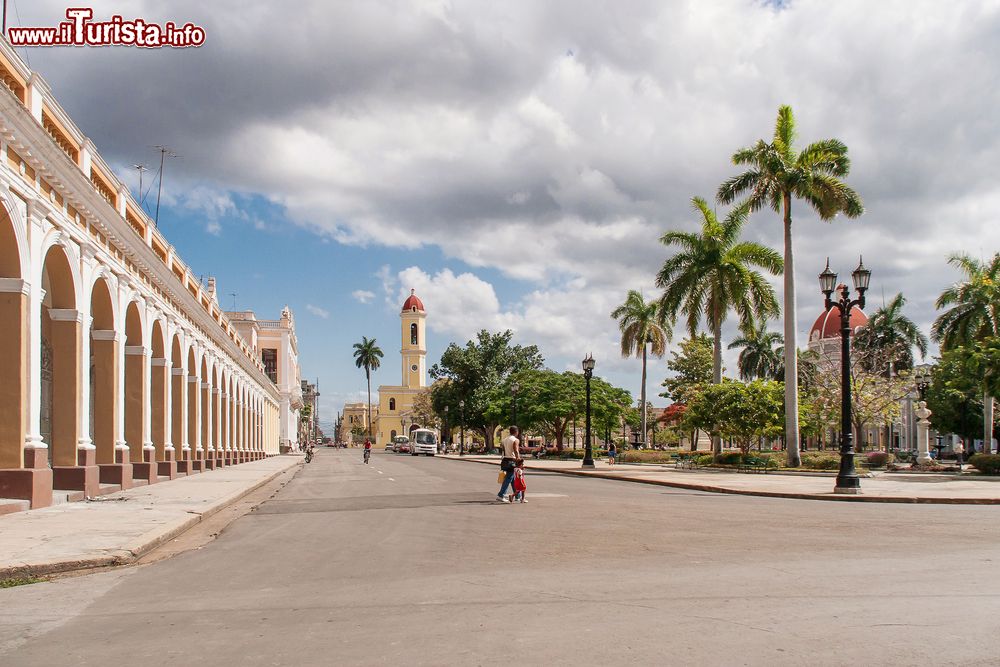 Immagine Parque Martì è la piazza principale di Cienfuegos (Cuba). È circondato da una serie di edifici neoclassici che sono valsi alla città il riconoscimento di Patrimonio dell'Umanità.