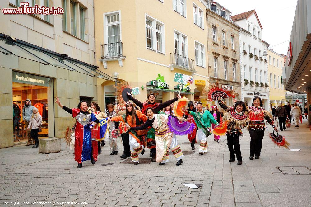 Immagine Partecipanti alla sfilata di carnevale nella città di Osnabruck, Germania. Un'immagine dei tradizionali festeggiamenti carnascialeschi che ogni anno richiamano migliaia di persone in costume - © Lena Ivashkevich / Shutterstock.com