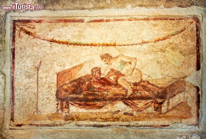 Immagine Dettaglio di affresco a Pompei, Campania - Arte erotica, sia in forma di affreschi che di sculture e oggettistica. Gli scavi avviati nel XVII° secolo hanno rinvenuto reperti artistici considerati dagli scopritori come pornografici e prontamente celati alla vista del pubblico con teloni o rinchiusi in magazzini. Molte immagini indicano che le usanze e i costumi all'epoca dell'antica cultura romana erano decisamente più liberali rispetto a quelle dei nostri giorni. In questo dettaglio di affresco, una scena della cosiddetta arte proibita - © Boris Stroujko / Shutterstock.com