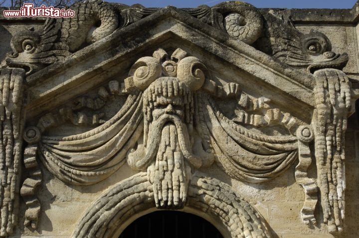 Immagine Particolare architettonico su una delle facciate esterne del chateau Maisons-Laffite in Francia - © Pack-Shot / Shutterstock.com