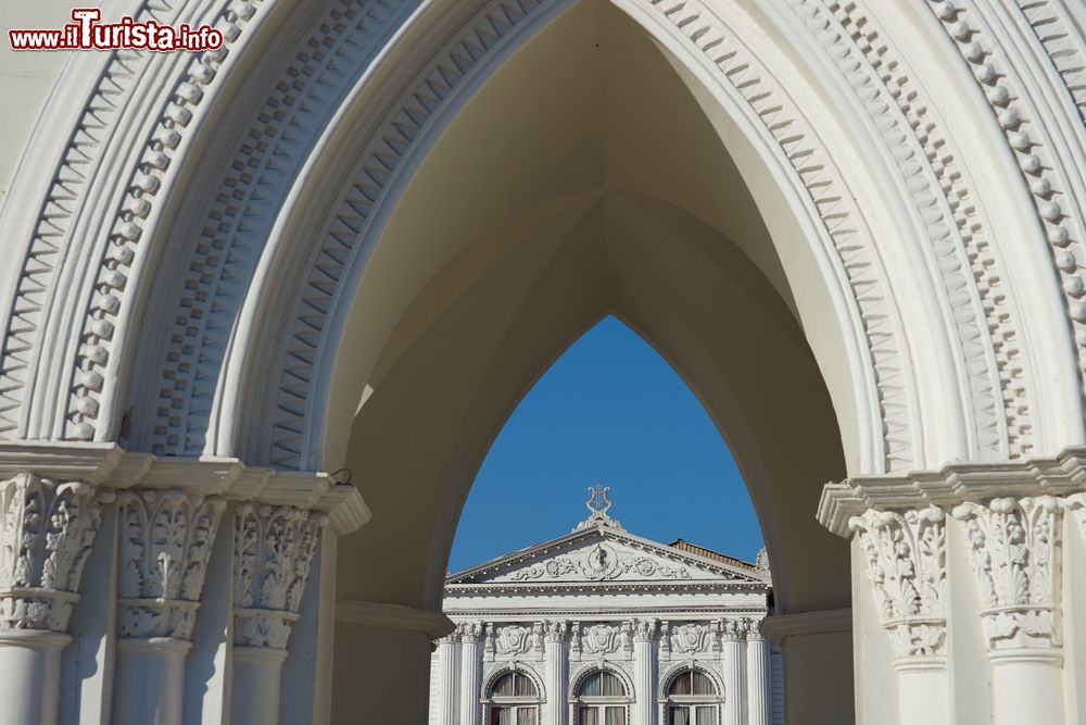 Immagine Particolare architettonico del teatro di Iquique in Piazza Arturo Prat, Cile. Siamo nel vecchio quartiere cittadino: un suggestivo scorcio panoramico dell'edificio che ospita il teatro attraverso l'arco alla base della torre dell'orologio.