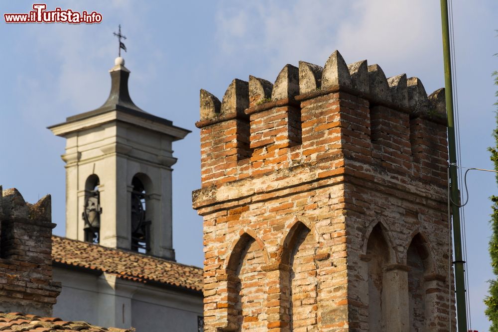 Immagine Particolare architettonico della chiesa di San Biagio a Rivoltella del Garda, provincia di Brescia: un torrione merlato e il campanile.