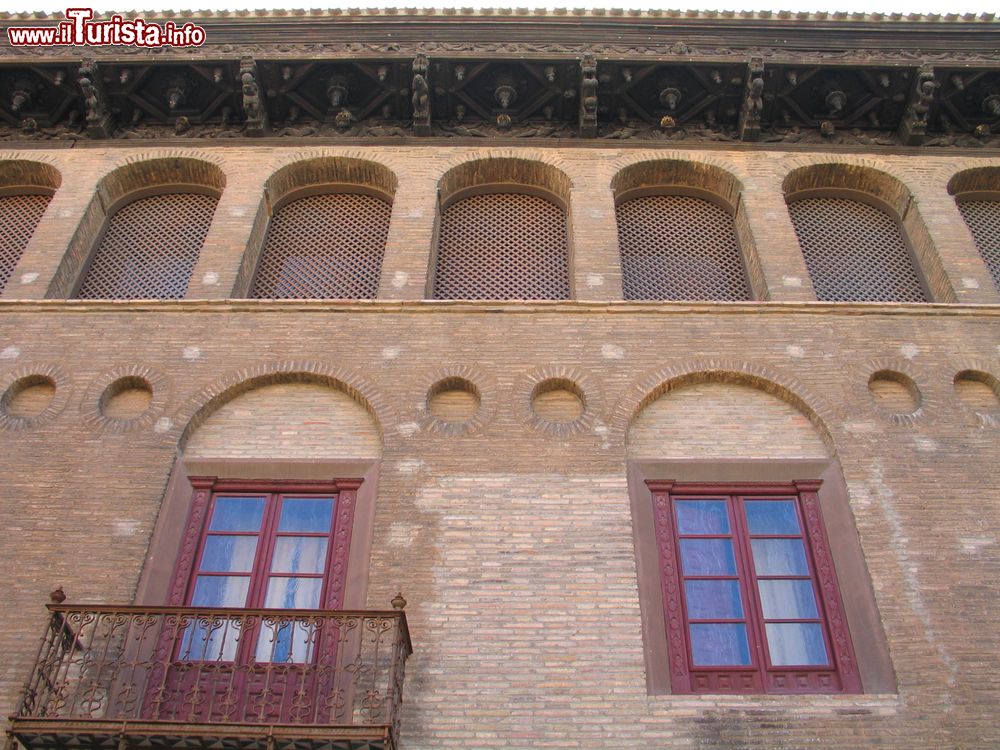 Immagine Particolare architettonico di un edificio del centro di Tudela, Spagna.