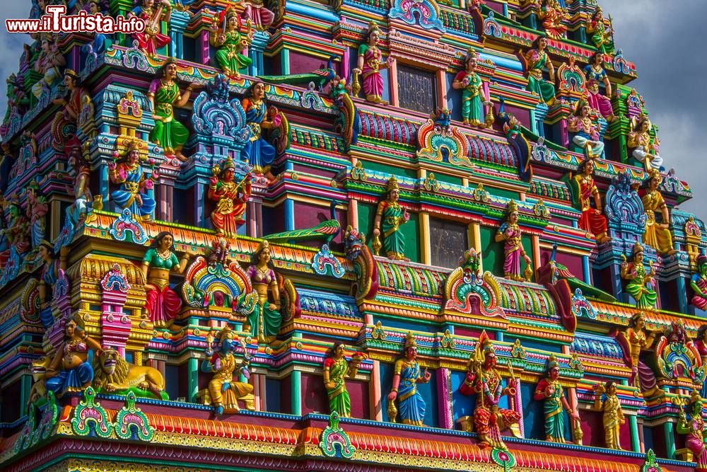 Immagine Particolare architettonico di un tempio hindu colorato sull isola de la Reunion, isole mascarene