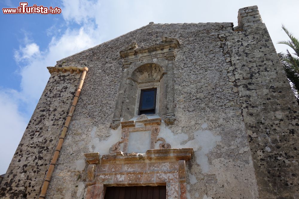 Immagine Particolare architettonico di una chiesa del borgo di Erice, Trapani, Sicilia.