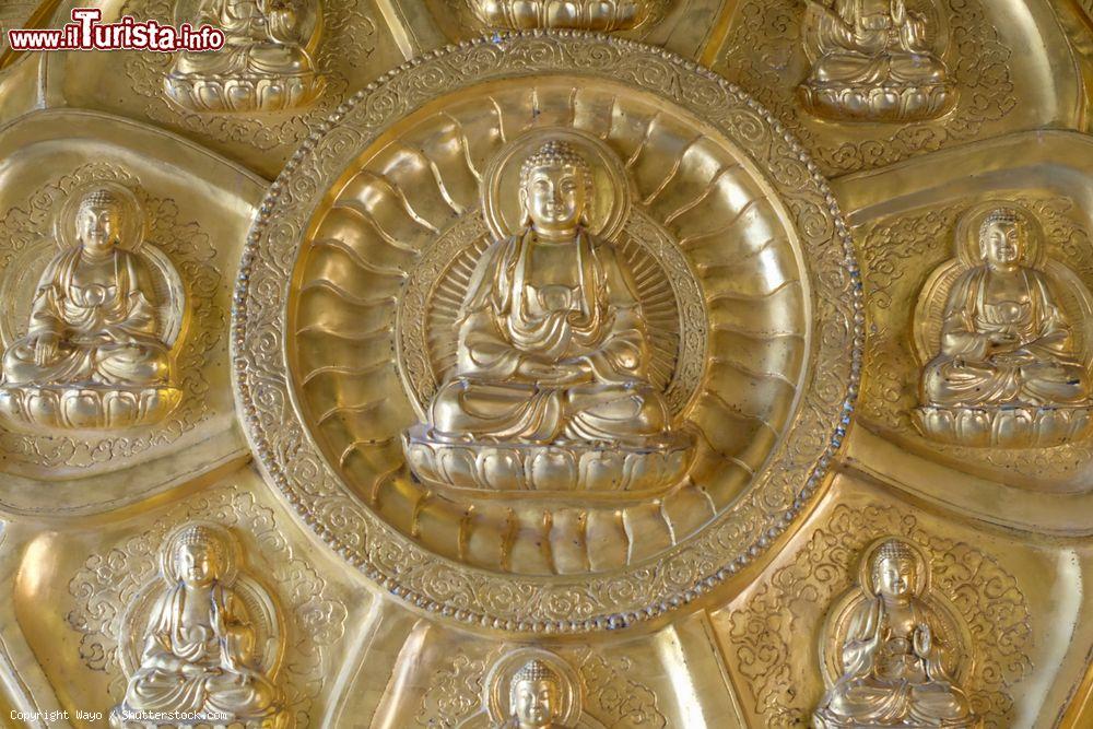 Immagine Particolare delle decorazioni dorate del Buddha al Wat Boromracha Kanchanapisek Anusorn di Nonthaburi (Thailandia) - © Wayo / Shutterstock.com