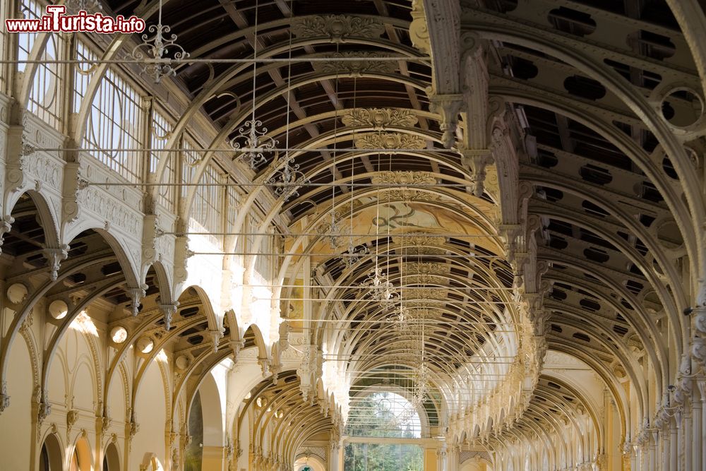 Immagine Particolare degli archi di un colonnato nella città di Marianske Lazne, Boemia, Repubblica Ceca.