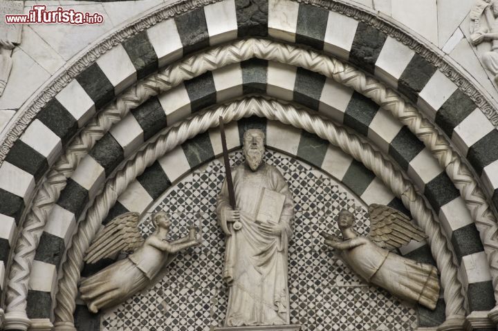 Immagine Particolare dei marmi della cattedrale di San Zeno a Pistoia, Toscana - Un bel dettaglio delle decorazioni marmoree che decorano la cattedrale di Pistoia © Roberto Mussi / Shutterstock.com