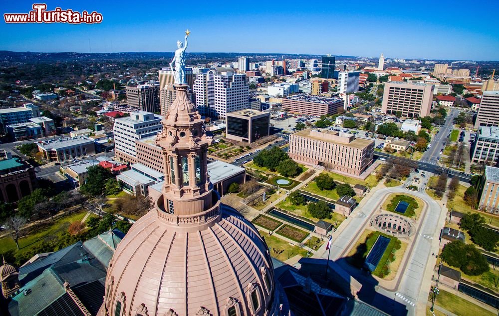 Immagine Particolare del Campidoglio di Austin (Texas) fotografato dal drone. Progettato nel 1881, venne terminato nel 1888 da Reuben Lindsay Walker. Con i suoi 94 metri di altezza, è il più alto degli Stati Uniti d'America.