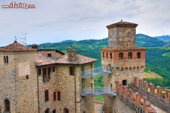 Immagine Particolare del Castello di Vigoleno in Emilia. Non molti sanno che questo magnifico borgo venne utilizzato per le riprese di un film americano, Lady Hawke che vide protagonista Michelle Pfeiffer e Matthew Broderick - © Mi.Ti. / Shutterstock.com