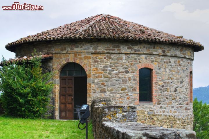 Immagine Un particolare del castello Malaspina-Dal Verme a Bobbio, Piacenza, Emilia Romagna. Sorge nella parte alta della città e sopra all'omonimo parco.