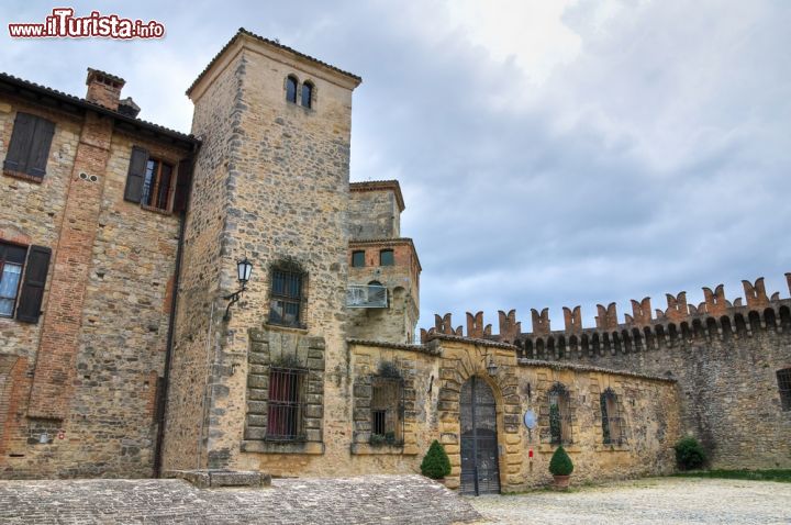 Immagine Particolare del Mastio di Vigoleno l'antico castello medievale della Provincia di Piacenza- © Mi.Ti. / Shutterstock.com