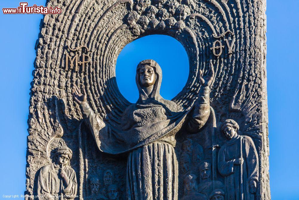 Immagine Particolare del monumento a Taras Shevchenko a Lviv, Ucraina. Poeta, scrittore, umanista e pittore ucraino, Taras ha lasciato un'eredità letteraria considerata il pilastro della letteratura moderna ucraina - © Ruslan Lytvyn / Shutterstock.com