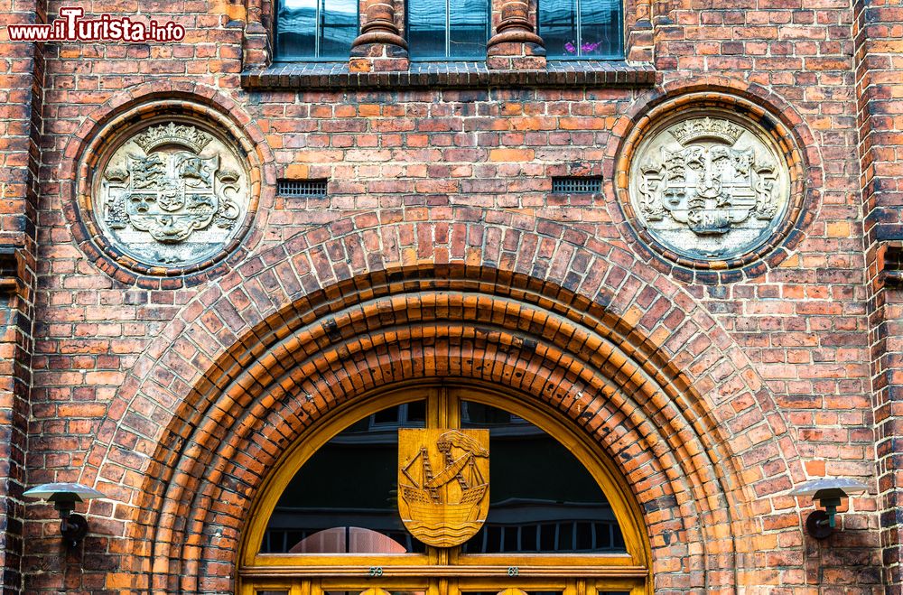 Immagine Particolare del Palazzo Municipale di Helsingor, Danimarca. Due stemmi uguali incorniciano l'ingresso principale del Municipio cittadino.