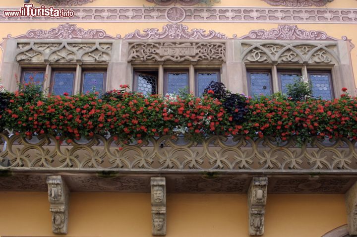 Immagine Particolare del Palazzo Municipale di Obernai, Francia, impreziosito da decorazioni e fiori - © 39863140 / Shutterstock.com