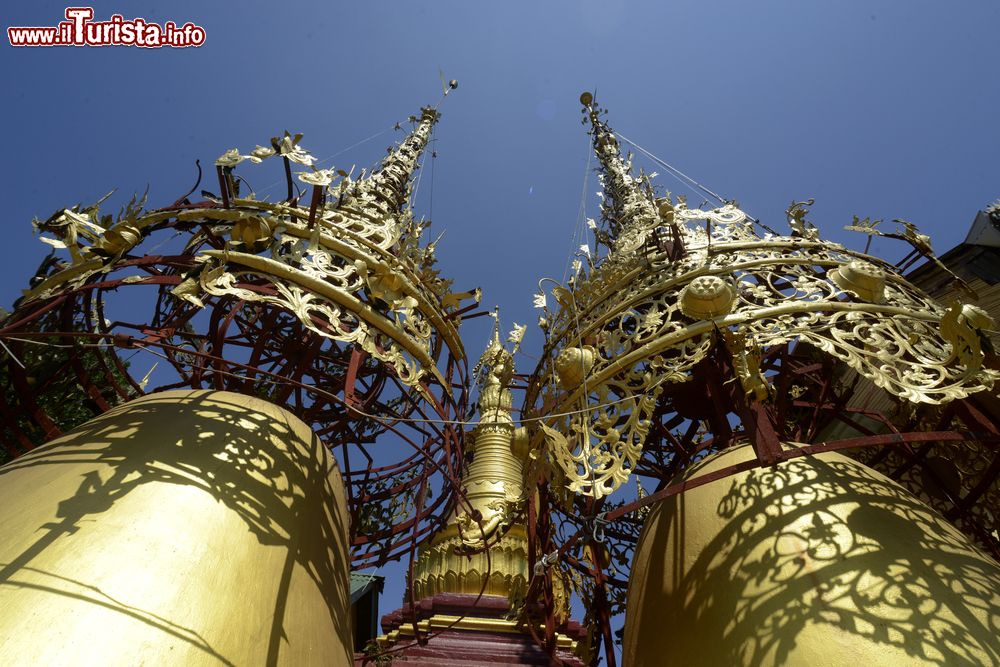 Immagine Particolare del tempio Theindawgyi nella città di Myeik, sud del Myanmar. Adagiato su un crinale che sovrasta la città e il porto, questo tempio buddhista è il più venerato della città.