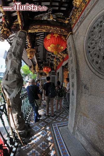 Immagine Particolare del Thian Hock Keng di Singapore, tempio taoista costruito fra il 1839 e il 1842. Si tratta di un luogo di culto particolarmente suggestivo e tranquillo nel cuore di Chinatown. Un tempo nel luogo in cui sorge ormeggiavano le barche i pescatori cinesi prima che i terreni fossero sottratti al mare. Curiosamente, le porte sono scozzesi e le piastrelle olandesi - © Sonja Vietto Ramus