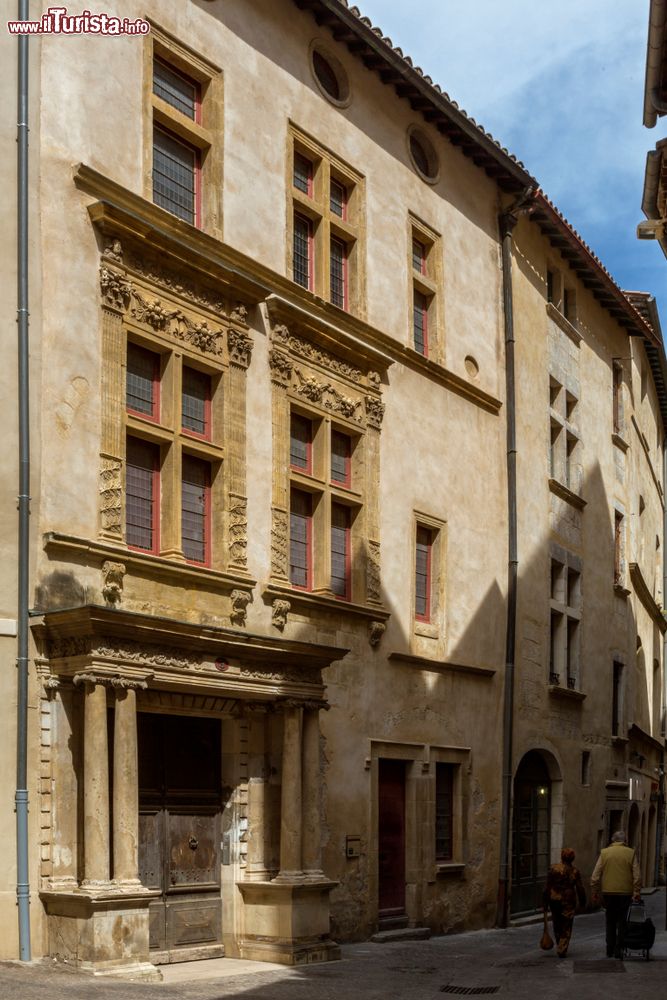 Immagine Particolare della cattedrale di Nimes, Francia: facciata laterale con portale d'ingresso e decori scultorei.