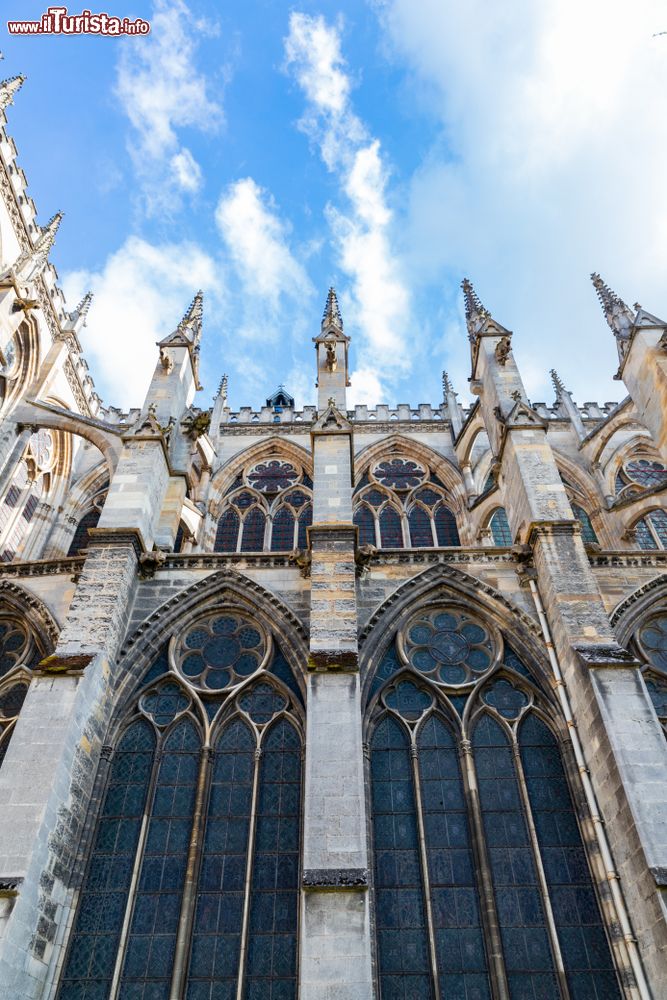 Immagine Particolare della chiesa di Notre-Dame en Vaux a Chalons-en-Champagne (Francia). Di fondazione romanica, quest'edificio religioso conserva ancora i pilastri, le torri del coro e i capitelli figurati.