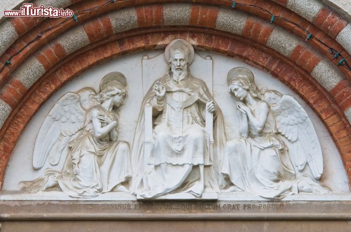 Immagine Particolare della chiesa della frazione di Rezzanello a Gazzola, in Emilia-Romagna - © Mi.Ti. / Shutterstock.com