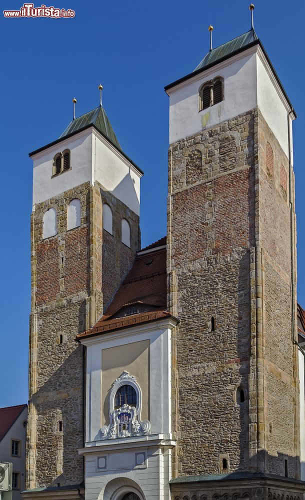 Immagine Particolare della chiesa di San Nicola a Freiberg, Sassonia, Germania. La chiesa è caratterizzata dalla presenza di due torri campanarie.