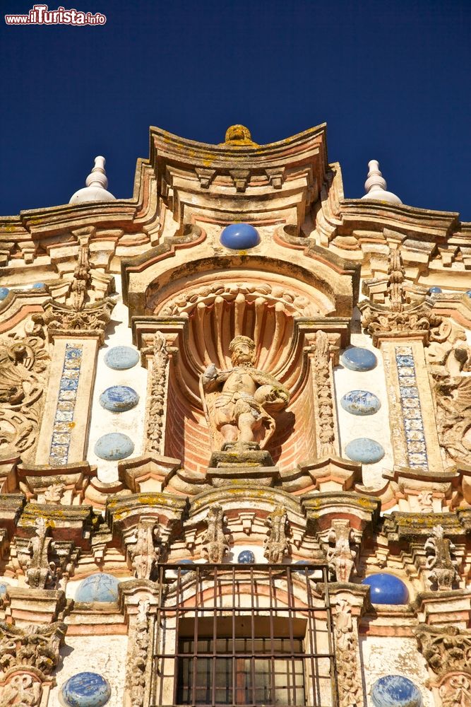 Immagine Particolare della facciata decorata di San Bartolomeo a Jerez de los Caballeros, Spagna. Statue decorazioni e smalti ornano l'intera facciata di questo edificio religioso, fra i più suggestivid ella regione.