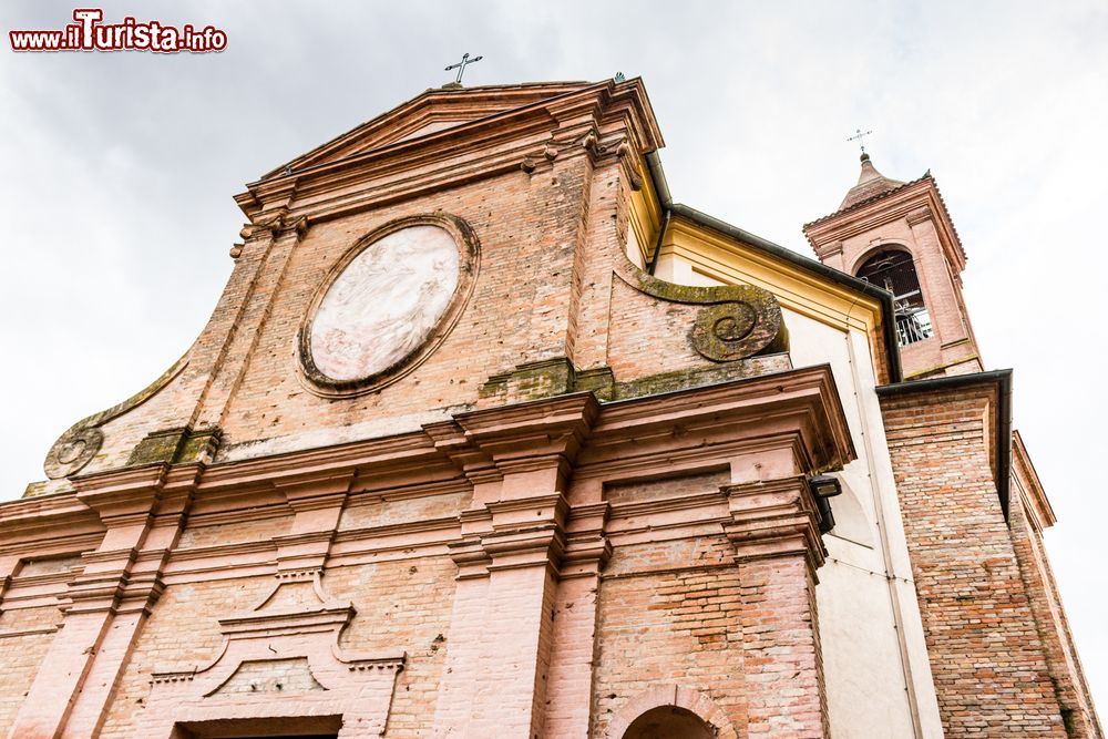 Immagine Particolare della facciata della Chiesa del Suffragio a Cotignola (Emilia Romagna).