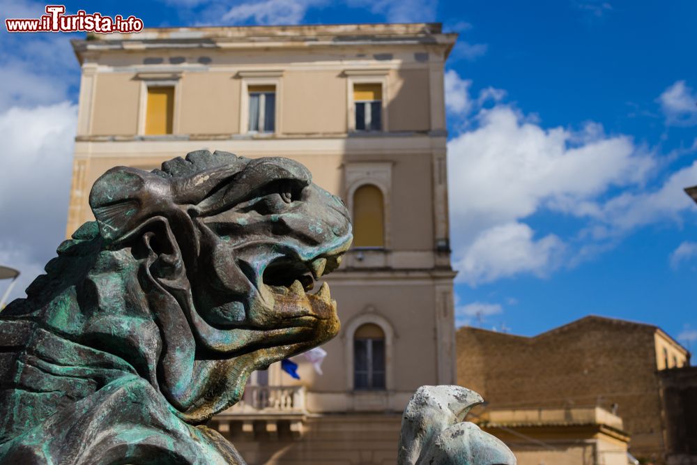 Immagine Particolare della Fontana del Tritone in Piazza Giuseppe Garibaldi a Caltanissetta, Sicilia