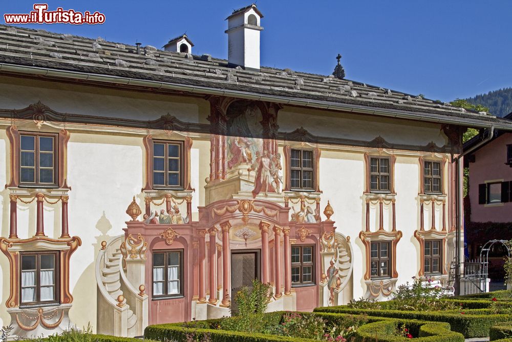 Immagine Particolare della Pilatus House a Oberammergau, Germania. La casa è decorata con affreschi realizzati nel 1784 dal pittore Franz Seraph Zwinck. Deve il suo nome ai decori che raffigurano la denuncia di Gesù da parte di Ponzio Pilato.