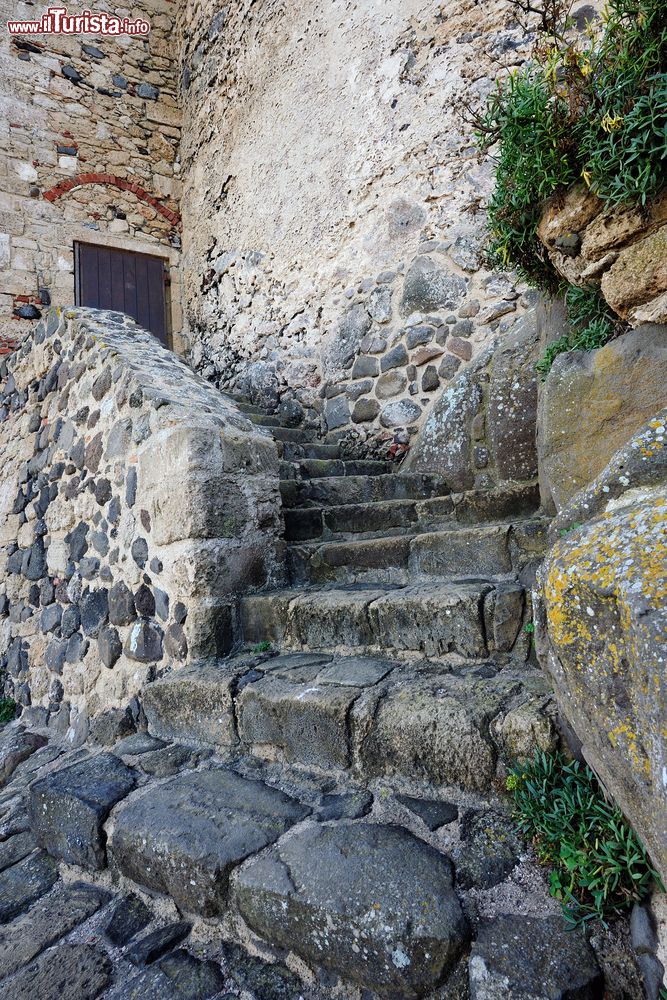 Immagine Un particolare della scala in pietra per accedere alla torre di San Giovanni di Sinis, Sardegna.