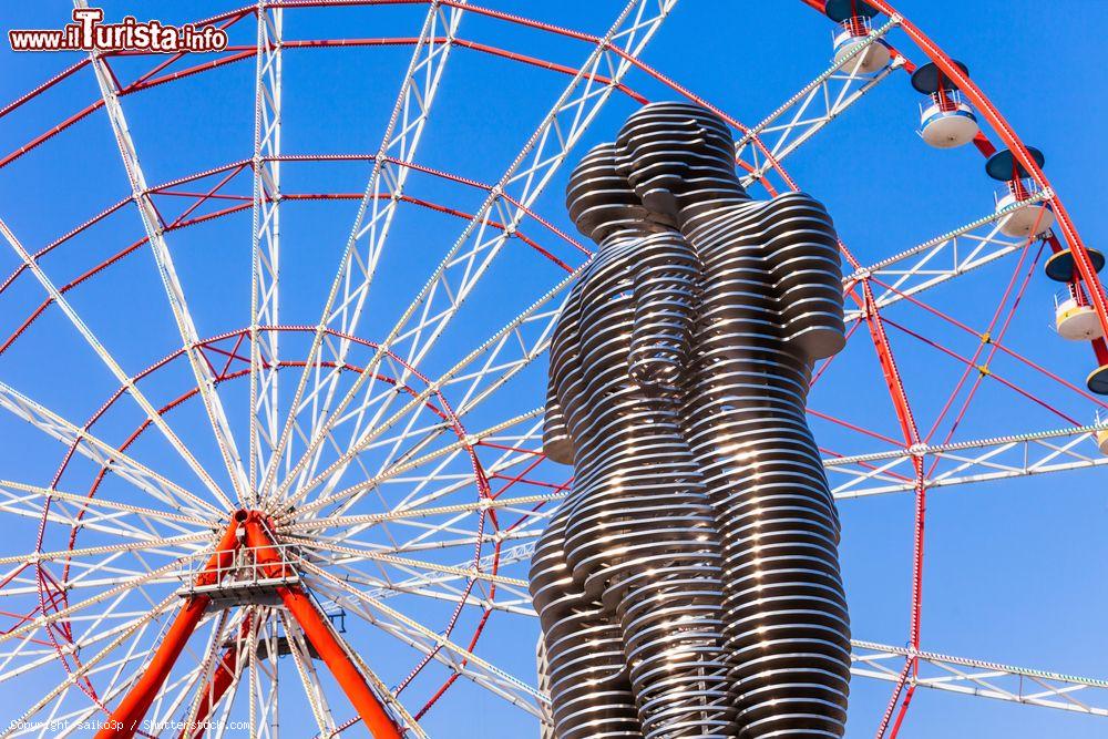 Immagine Un particolare della scultura "Ali e Nino" (antico nome "Man e Woman") a Batumi, Georgia. L'opera di Tamara Kvesitadze si trova nei pressi della ruota panoramica della città  - © saiko3p / Shutterstock.com