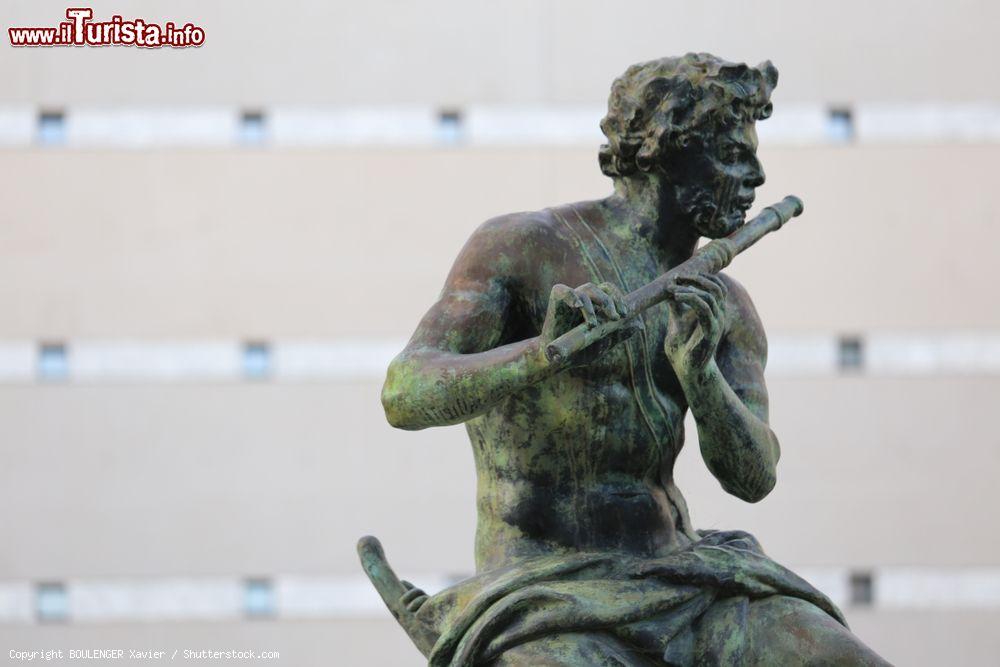 Immagine Particolare della statua di Dioniso nel distretto di Antigone, Montpellier, Francia. Chiamato Bacco dai romani, questa divinità greca è raffigurata mentre suona il flauto - © BOULENGER Xavier / Shutterstock.com