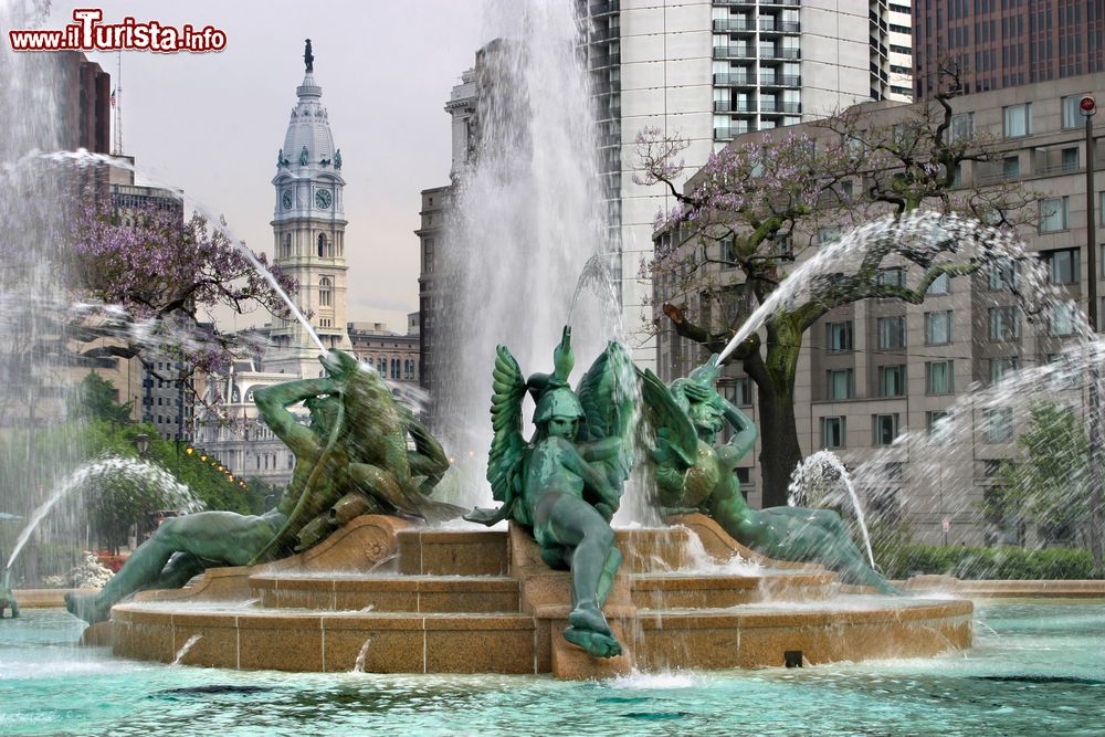 Immagine Particolare della Swann Memorial Fountain di Philadelphia con il Municipio sullo sfondo, Pennsylvania (USA).